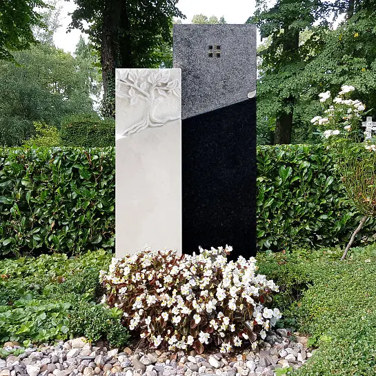 Eden – Grabstein Natursteine schwarz weiß mit Baum Relief für ein Einzelgrab
