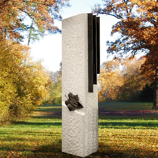 Baculus – Grabstele für ein Urnengrab aus Kalkstein/Bronze