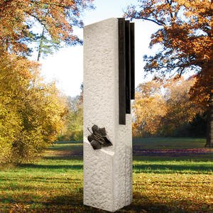 Baculus Grabstele für ein Urnengrab aus Kalkstein/Bronze
