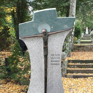 Benedetto Granit Einzelgrabstein Christus am Kreuz Bronze