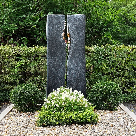 Alegro – Granit Grabmal modern geteilt mit Kieselsteinen