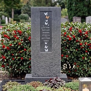 Celenta Lepi Granit Urnengrabstein mit Bronze Schrifttafel & Schmetterling