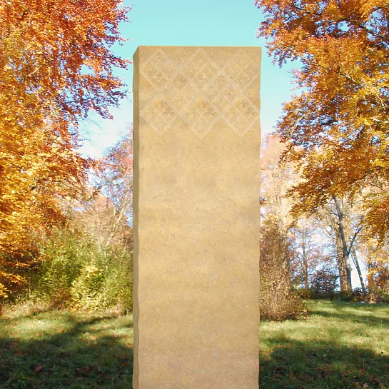 Pales – Handwerklicher Grabstein aus Kalkstein mit Ornament