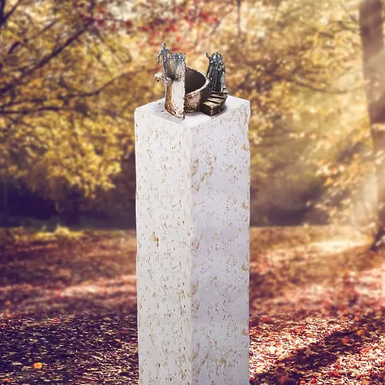 Belleviere – Helle Kalkstein Urnen Grabstele mit Bronze Symbol Treppe