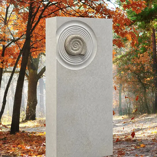 Cephalos – Heller Familiengrabstein aus Kalkstein mit Ammonit