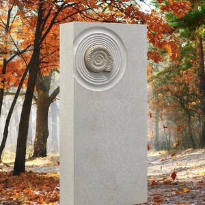 Cephalos Heller Familiengrabstein aus Kalkstein mit Ammonit
