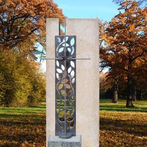 Saint-Gilles Heller Urnengrabstein - Kalkstein mit Bronze Kreuz