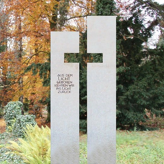 Antonio – Helles Urnengrab Grabmal mit Kreuz