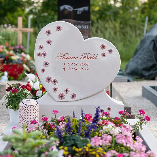 Herz Grabstein für ein Doppelgrab heller Kalkstein mit Blumen - Cordina (Detailansicht) 
