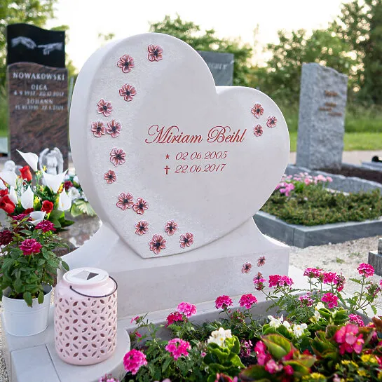 Herz Grabstein für ein Doppelgrab heller Kalkstein mit Blumen - Cordina (Detailansicht) 