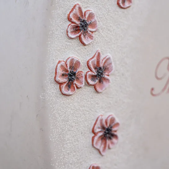 Herz Grabstein für ein Doppelgrab heller Kalkstein mit Blumen - Cordina (Detailansicht) 