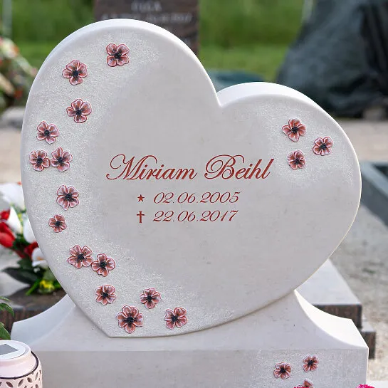 Herz Grabstein für ein Doppelgrab heller Kalkstein mit Blumen - Cordina (Detailansicht) 