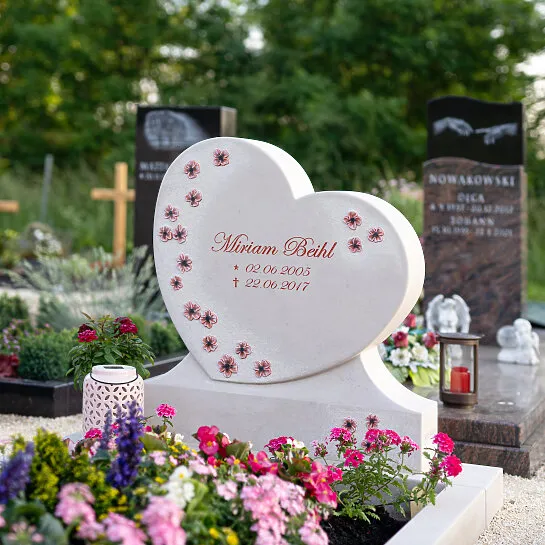Herz Grabstein für ein Doppelgrab heller Kalkstein mit Blumen - Cordina (Detailansicht) 