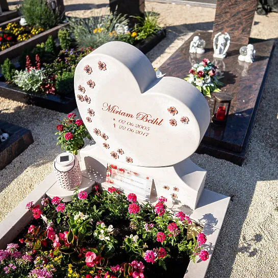 Herz Grabstein für ein Doppelgrab heller Kalkstein mit Blumen - Cordina (Detailansicht) 