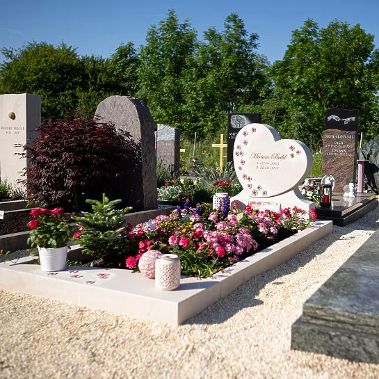 Herz Grabstein für ein Doppelgrab heller Kalkstein mit Blumen - Cordina (Detailansicht) 