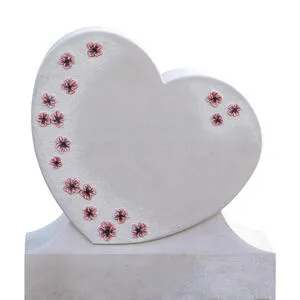 Cordina Herz Grabstein für ein Doppelgrab heller Kalkstein mit Blumen