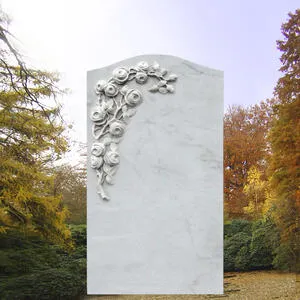 Corianda Grabdenkmal mit Rosenblüten