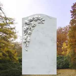 Grabdenkmal mit Rosenblüten