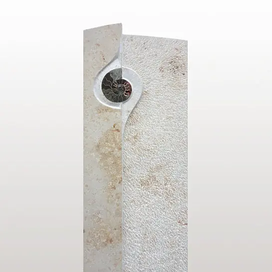 Ingresa – Individueller Grabstein aus Kalkstein mit Fossil für ein Einzelgrab