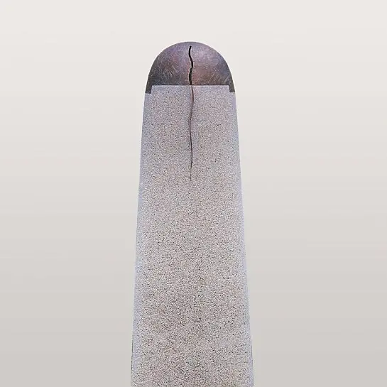 Lucca Bronzo – Kalkstein Urnengrabmal Stele mit Bronze Symbol Riss