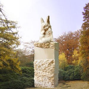 Kleine Saranda Grabstein mit träumendem Engelsmädchen
