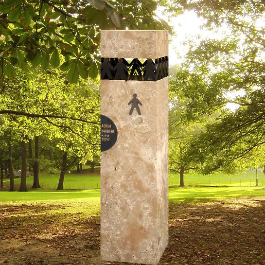 Acervo – Kindergrab Stele in Hellem Travertin & Bronze Element