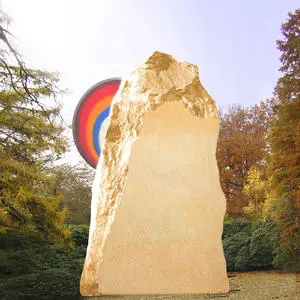 Monti Grabstein Felsen mit Glas Regenbogen