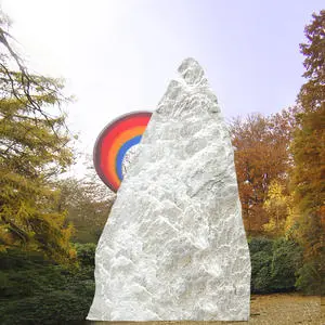 Montagna Kindergrabstein Felsen mit Regenbogen