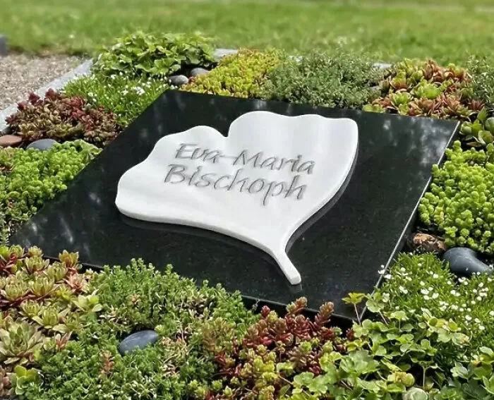 Designer Grabstein als Liegeplatte für ein Urnengrab mit Sonnenblume