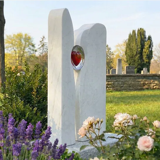 Marmor Urnengrabmal mit Herz Glaseinsatz - Lubliana (Detailansicht) 