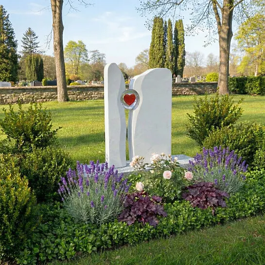 Marmor Urnengrabmal mit Herz Glaseinsatz - Lubliana (Detailansicht) 