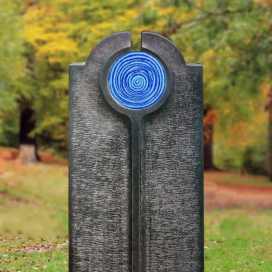 Novara Aqua – Moderner Doppelgrabstein mit Blauem Glas Symbol Spirale