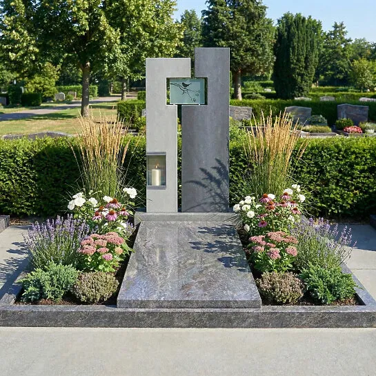 Moderner Doppelgrabstein mit Gablaterne & Edelstahl Ornament mit Vogel - Saverno (Detailansicht) 
