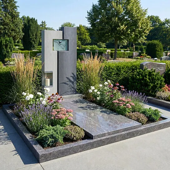 Moderner Doppelgrabstein mit Gablaterne & Edelstahl Ornament mit Vogel - Saverno (Detailansicht) 