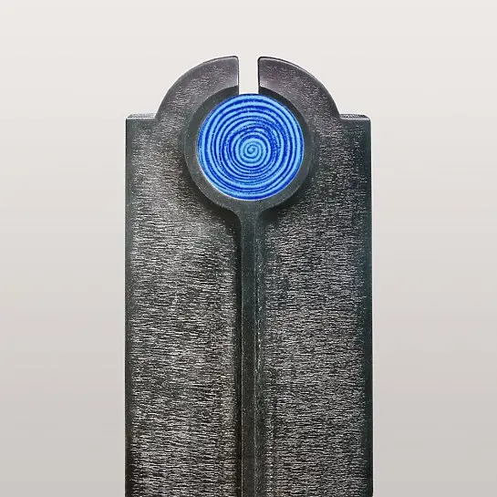 Novara Aqua – Moderner Einzelgrabstein mit Blauem Glas Symbol Spirale