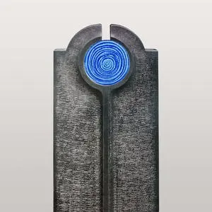 Novara Aqua Moderner Einzelgrabstein mit Blauem Glas Symbol Spirale