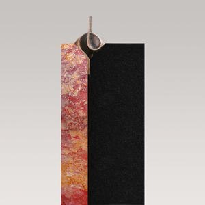 Tizian Colorata Moderner Einzelgrabstein Rot / Schwarz mit Bronze Ornament