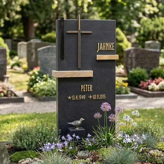 Moderner Familiengrabstein aus Schwarzem Granit mit Kreuz - Pierre Noir (Detailansicht) 