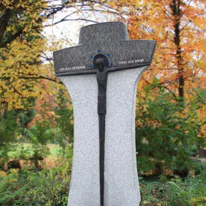 Moderner Grabstein Naturstein Kreuz mit Jesus