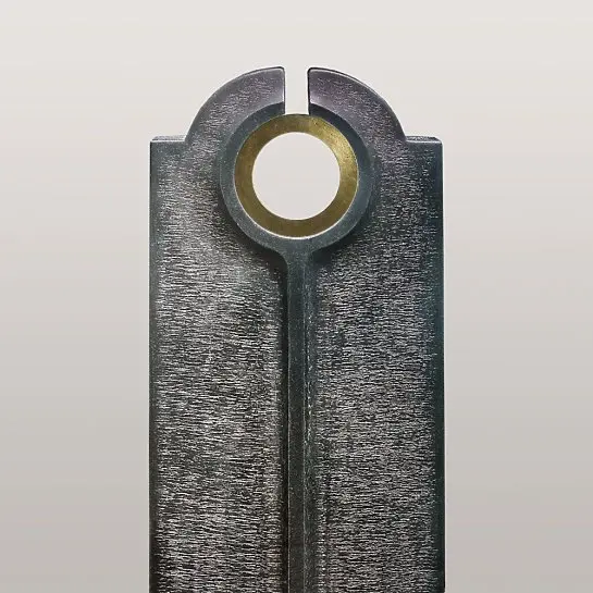 Novara Cherchio – Moderner Granit Einzelgrabstein mit Bronze Ring