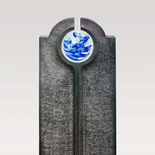 Novara Icona – Moderner Granit Urnengrabstein mit Blauer Glas Kugel