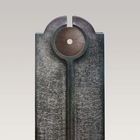 Novara Disco – Moderner Granit Urnengrabstein mit Bronze Scheibe