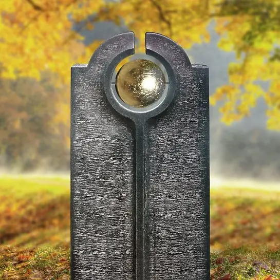 Novara Palla – Moderner Granit Urnengrabstein mit Goldener Kugel