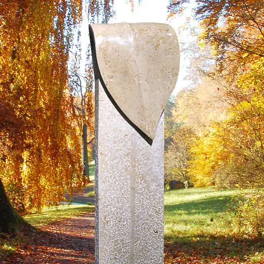 Millet – Moderner Naturgrabstein vom Bildhauer mit Blatt