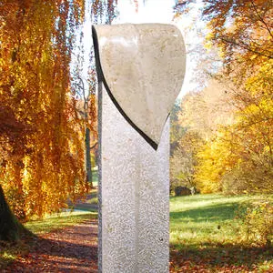 Millet Moderner Naturgrabstein vom Bildhauer mit Blatt