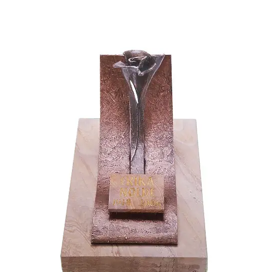 Valletri – Moderner Urnengrab Liegestein mit Bronze Symbol Floral