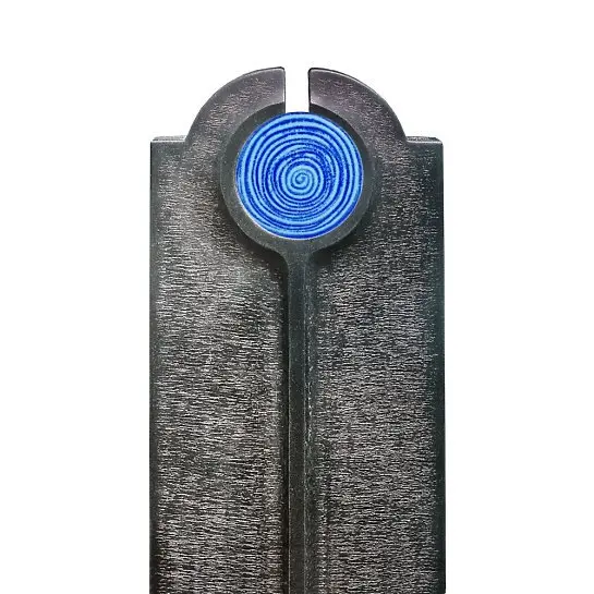 Novara Aqua – Moderner Urnengrabstein mit Blauem Glas Symbol Spirale