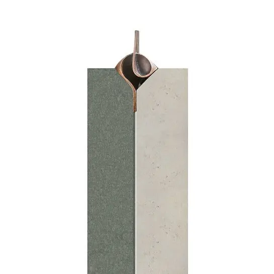 Mondavio – Moderner Urnenstein Zweifarbig aus Jura Kalkstein mit Bronze Ornament