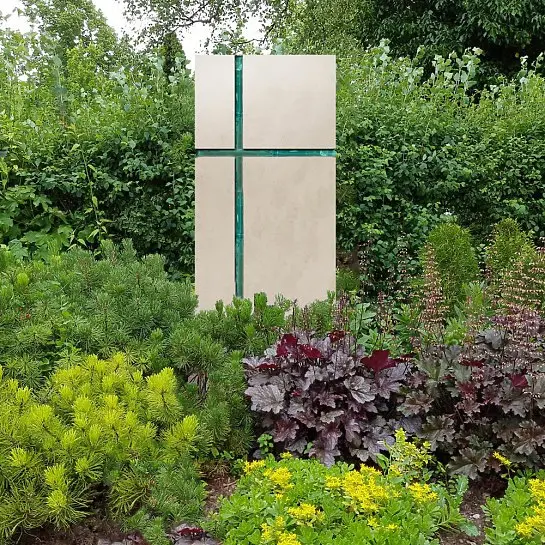 Amadei Crucis – Modernes Doppelgrabmal mit Glas - Religiös/christliche Symbolik in Kalkstein