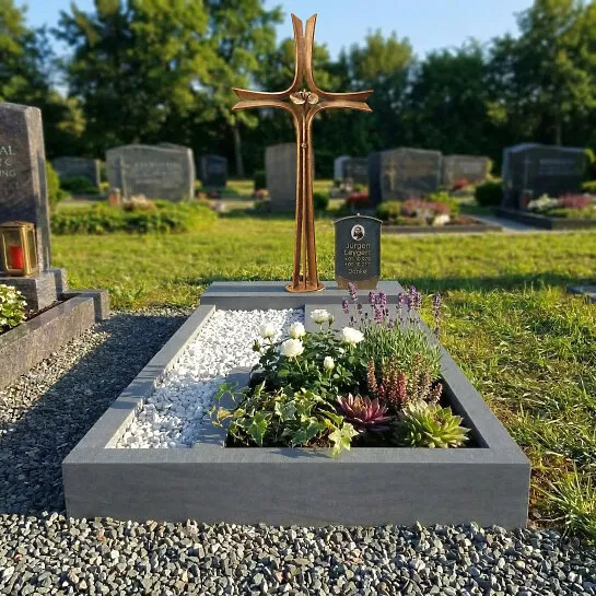 Modernes stehendes Bronze Grabkreuz mit Sockel für ein Einzelgrab - Agapido (Detailansicht) 
